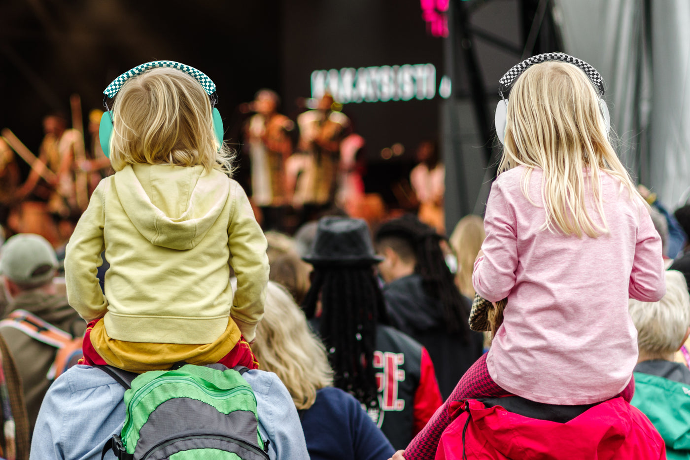 5 redenen waarom gehoorbescherming voor je kindje zo belangrijk is & tips voor het dragen