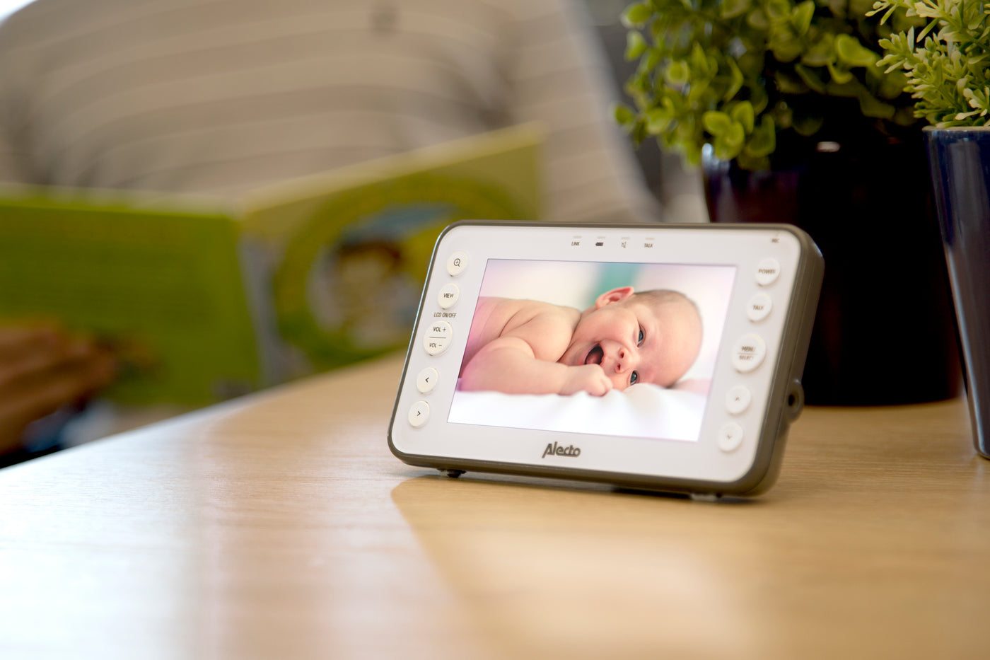 Alecto DVM-150 - Video baby monitor with 5" colour display, white