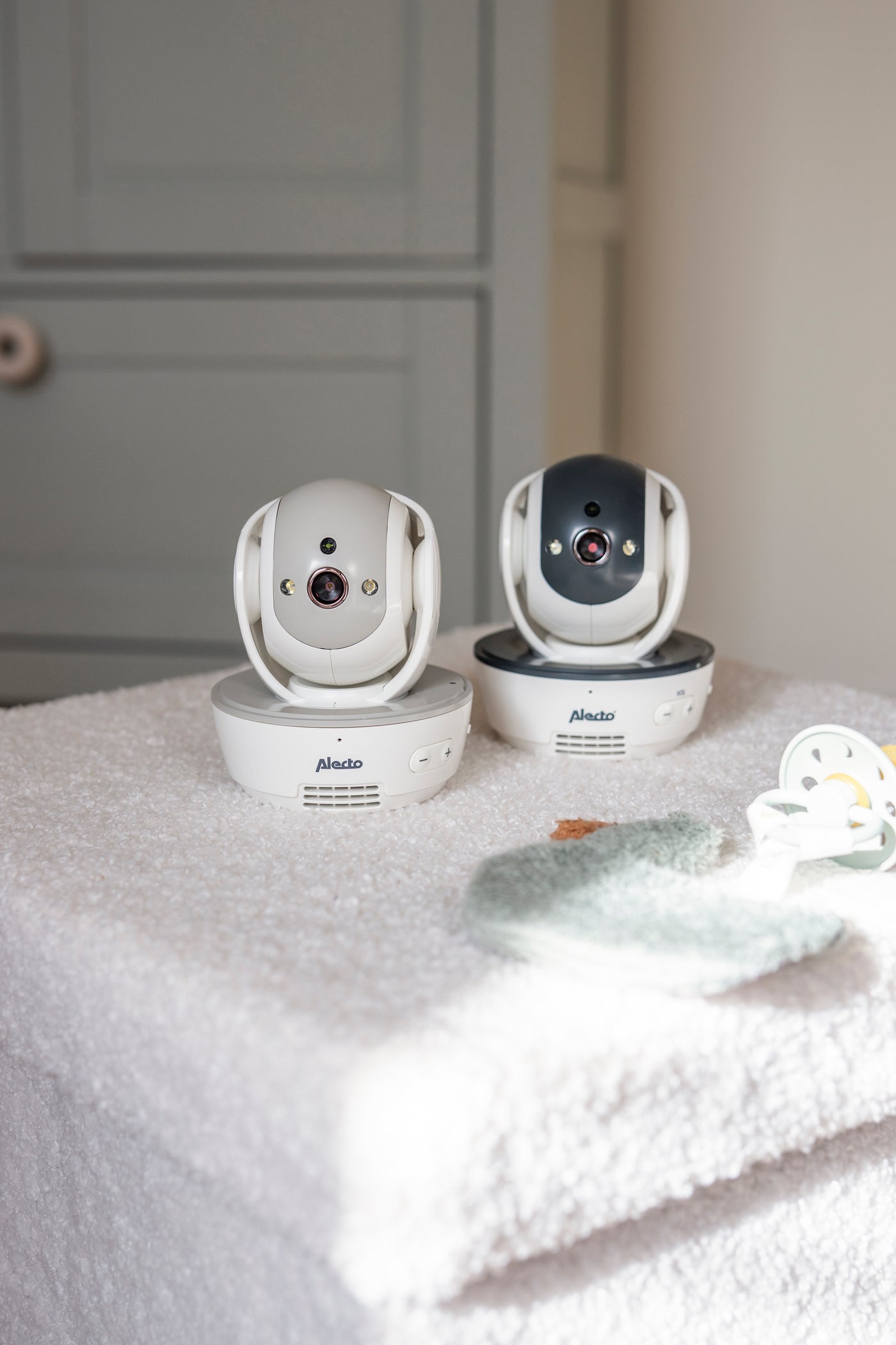 Alecto DVM200M - Babyfoon met camera en 4.3" kleurenscherm, wit/antraciet