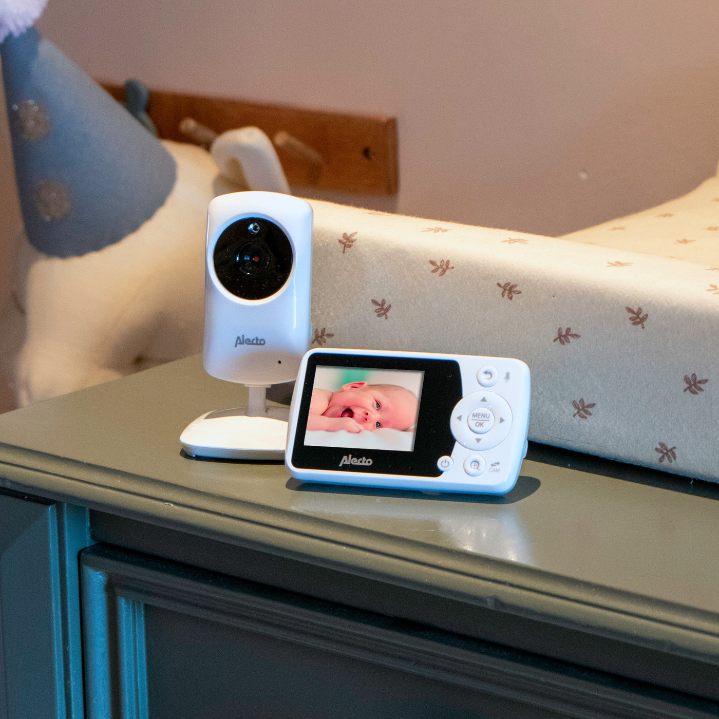 Alecto BO64 - Baby monitor with camera and 2.4" color screen - White