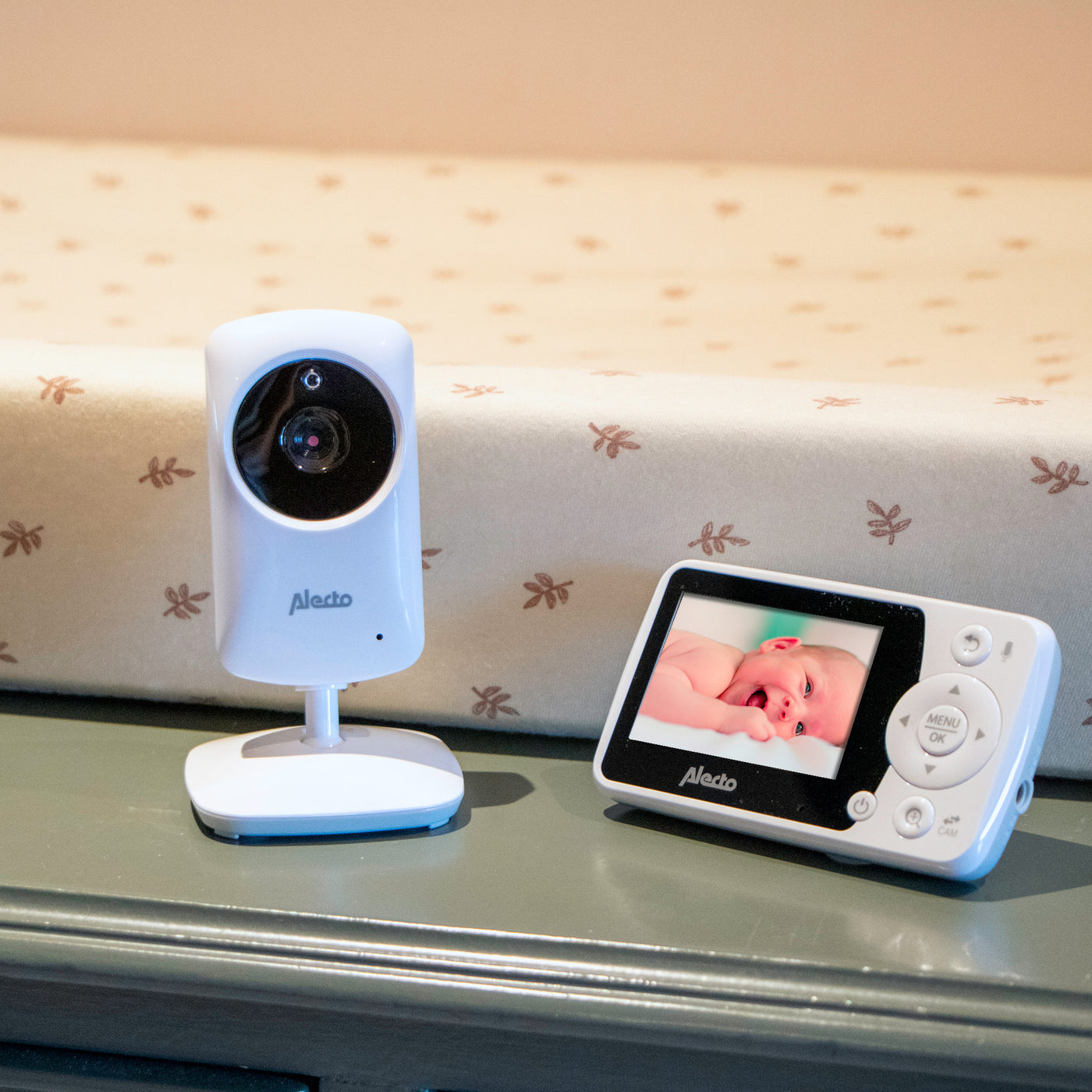 Alecto BO64 - Baby monitor with camera and 2.4" color screen - White